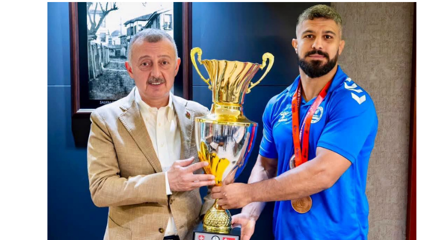 Seçkin Duman kupayı Başkan Büyükakın'a götürdü!