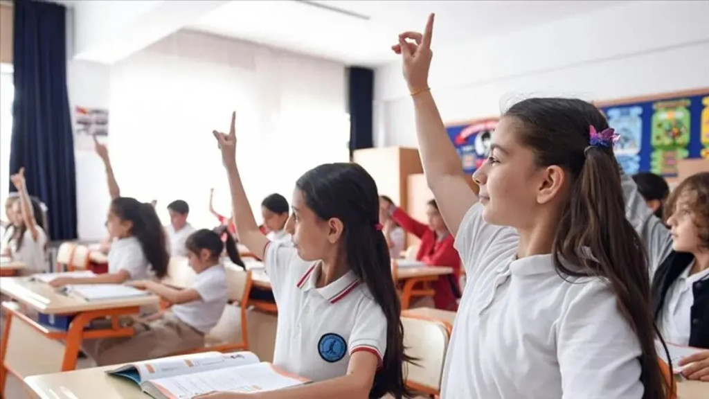 Milyonlarca veliyi ve okulu ilgilendiren karar: Tamamen yasaklandı 