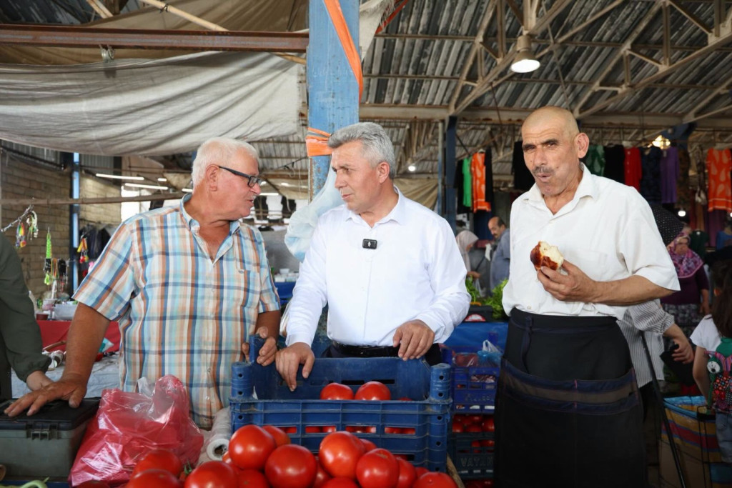 Başkan Ölmez, pazarcı esnafıyla bir arada