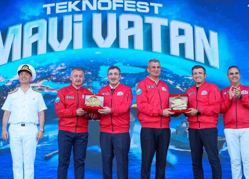 Başkan Sezer'e plaket takdim edildi