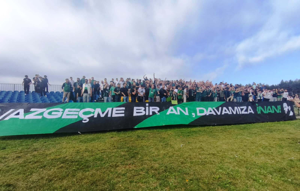Selçuk İnan’a özel pankart!