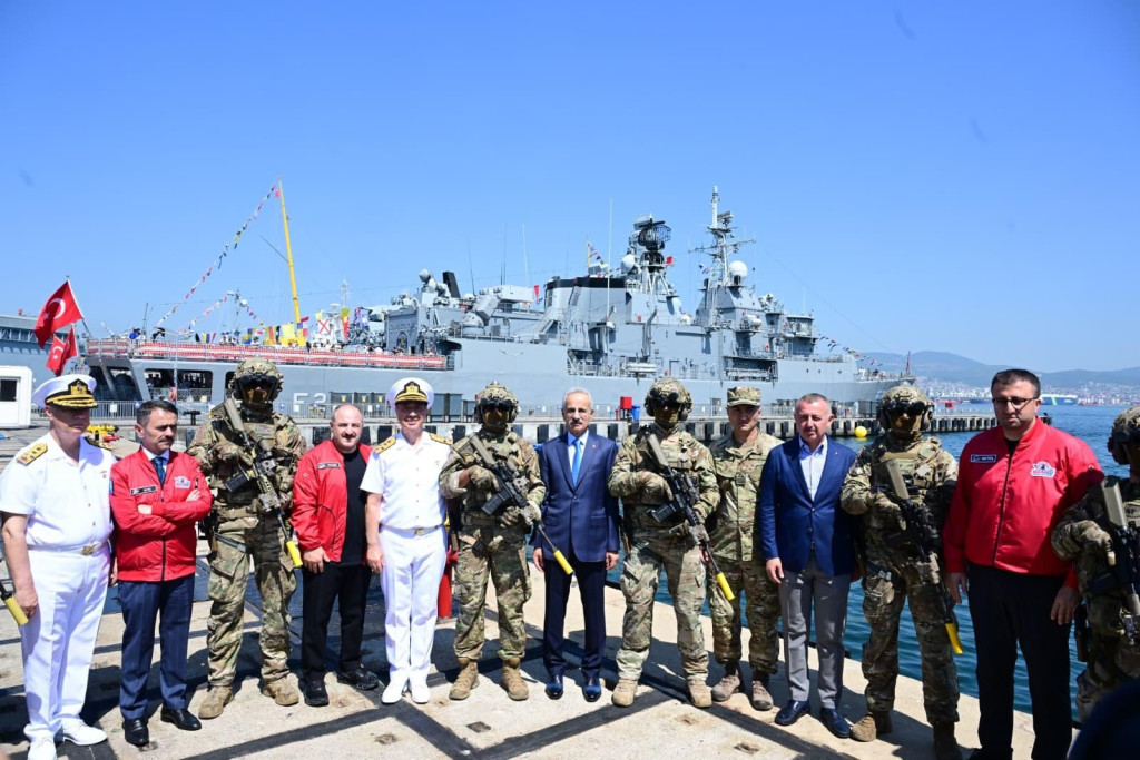 Bakan Uraloğlu Kocaeli'de Mavi Vatan'ı ziyaret etti! 