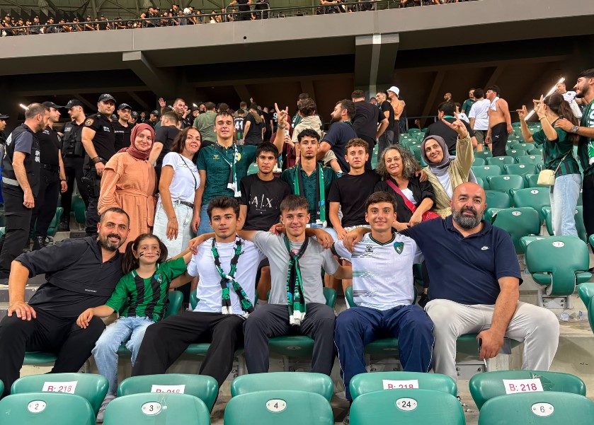 Kocaelispor U16 ailesi galibiyet coşkusunu tribünde yaşadı
