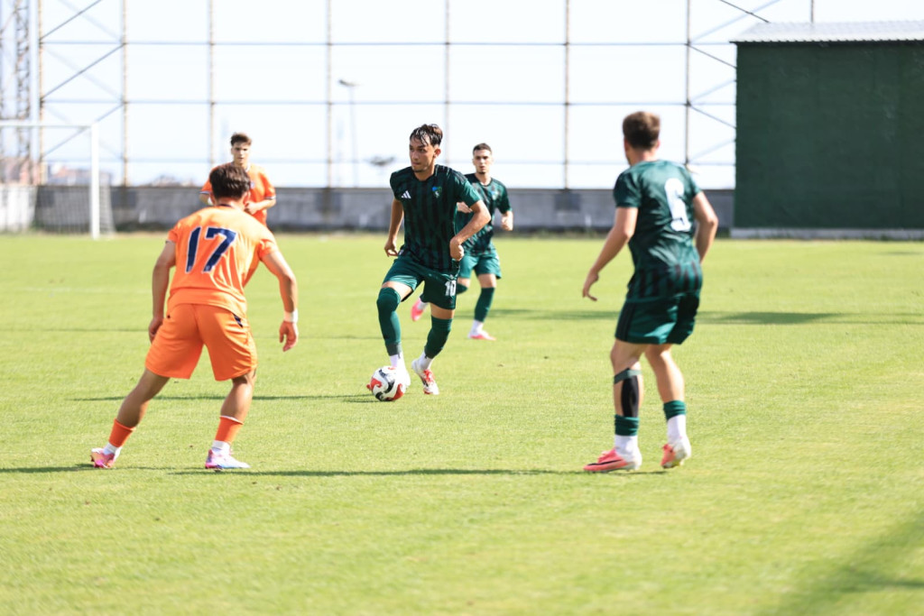 Şanssız gol, direkten dönen top! 