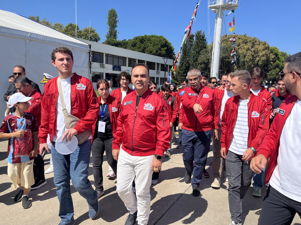 Bakan Kacır, TEKNOFEST Mavi Vatan'ı ziyaret etti