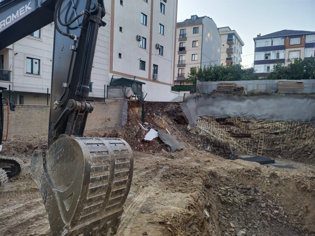 İstinat duvarı çöktü! 5 katlı bina boşaltıldı
