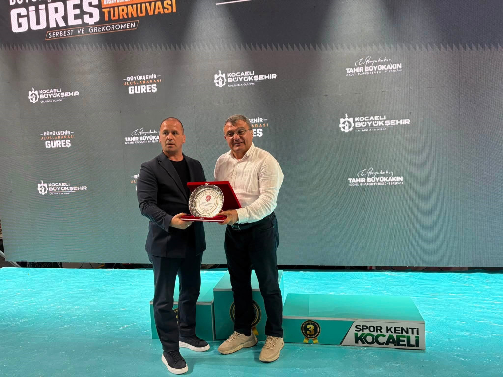Yeşildal’a plaket