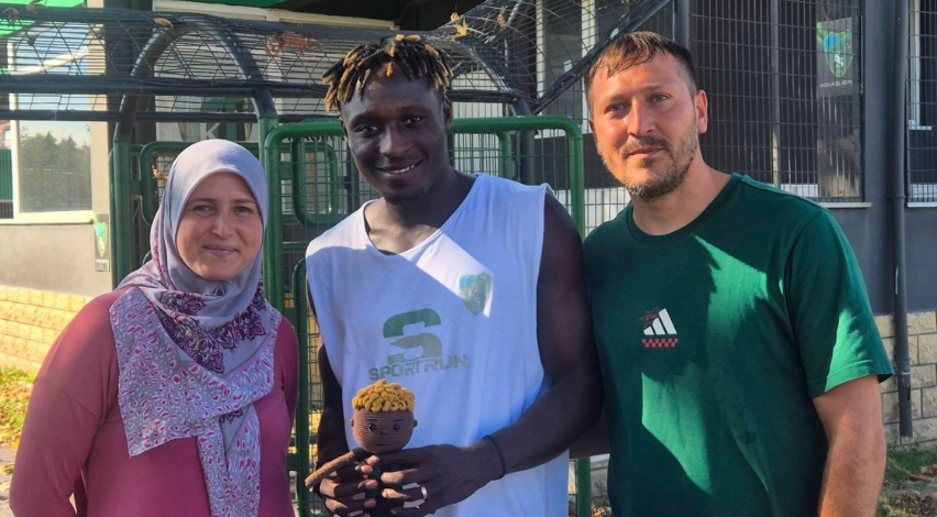 Agyei kendisine benzeyen bebek figürüne çok şaşırdı!