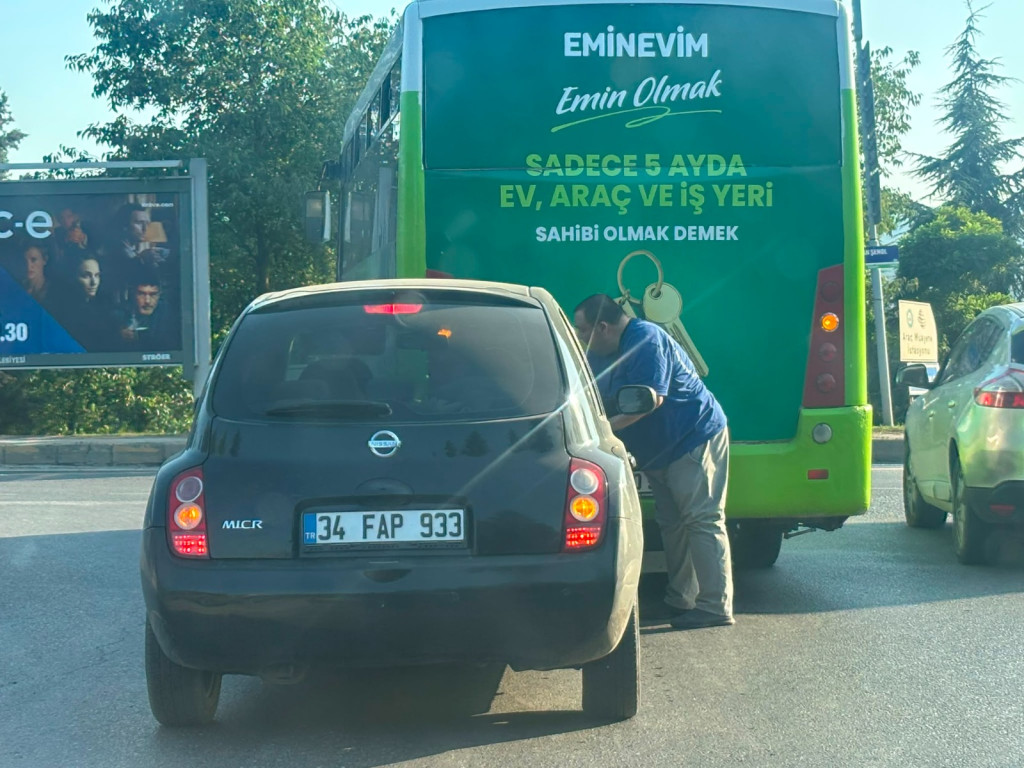 Otomobil ile halk otobüsü çarpıştı!
