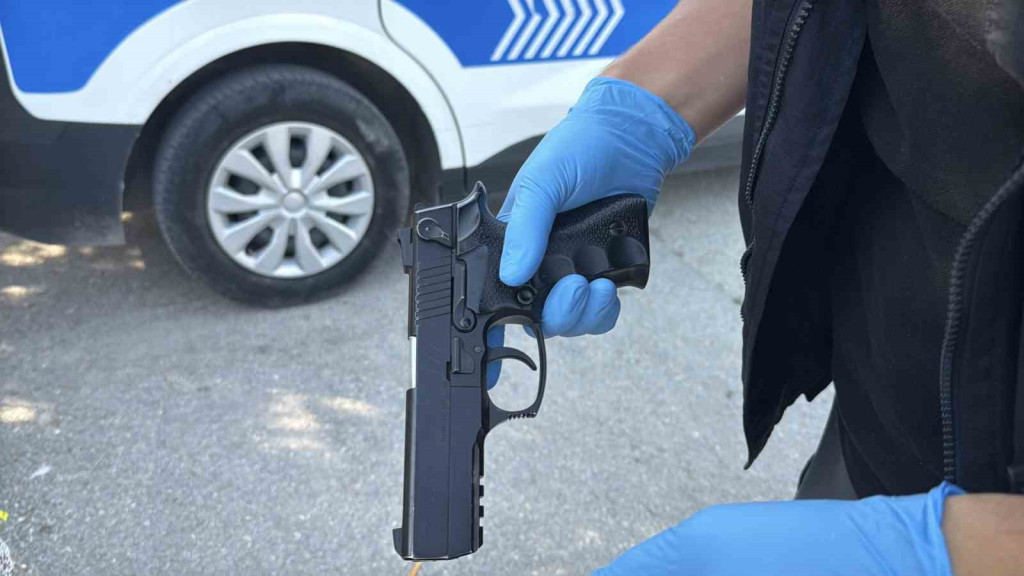 Okulun önünde silahın ne işi var?