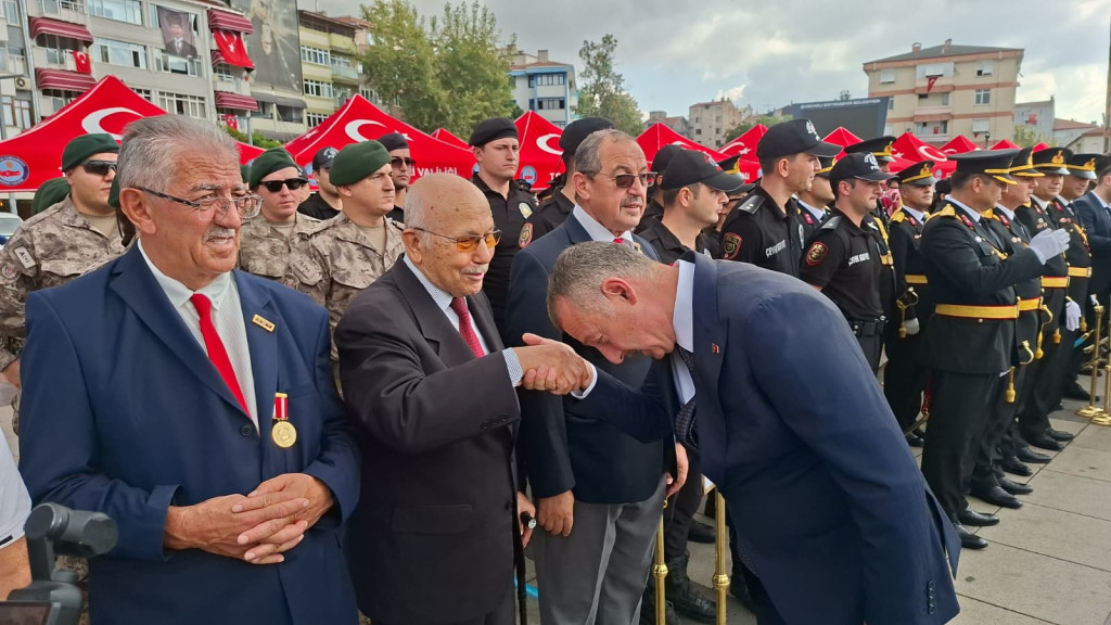 Büyükakın, İzmitli şehidin babasının elini öptü!