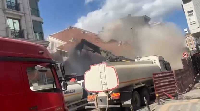 4 katlı bina aniden çöktü!