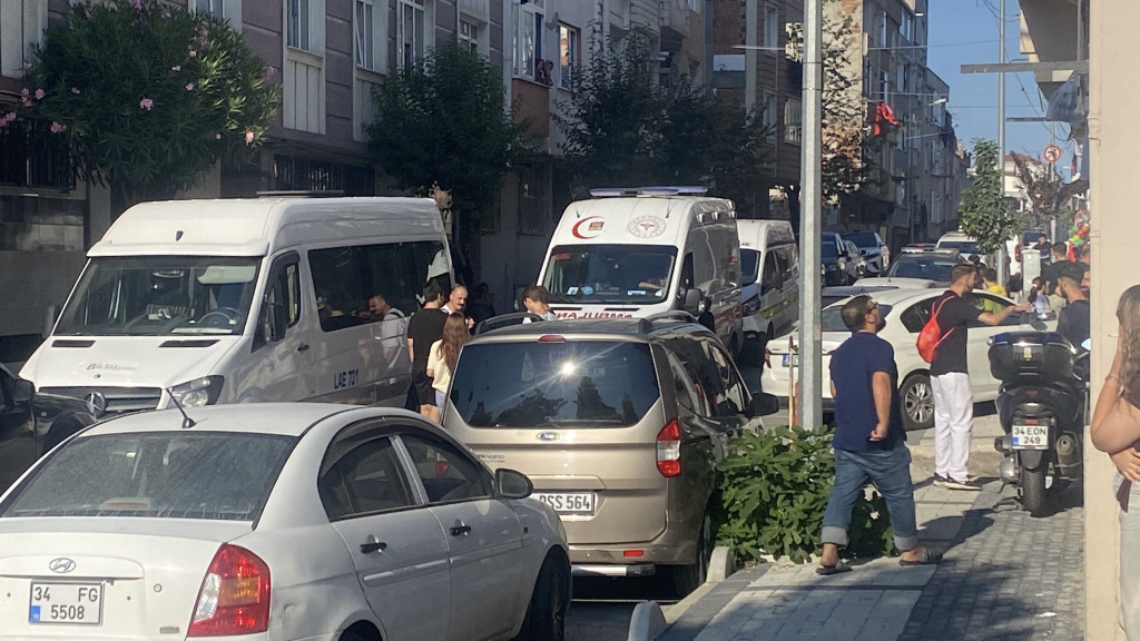 Evinde boğazı kesilmiş halde ölü bulundu