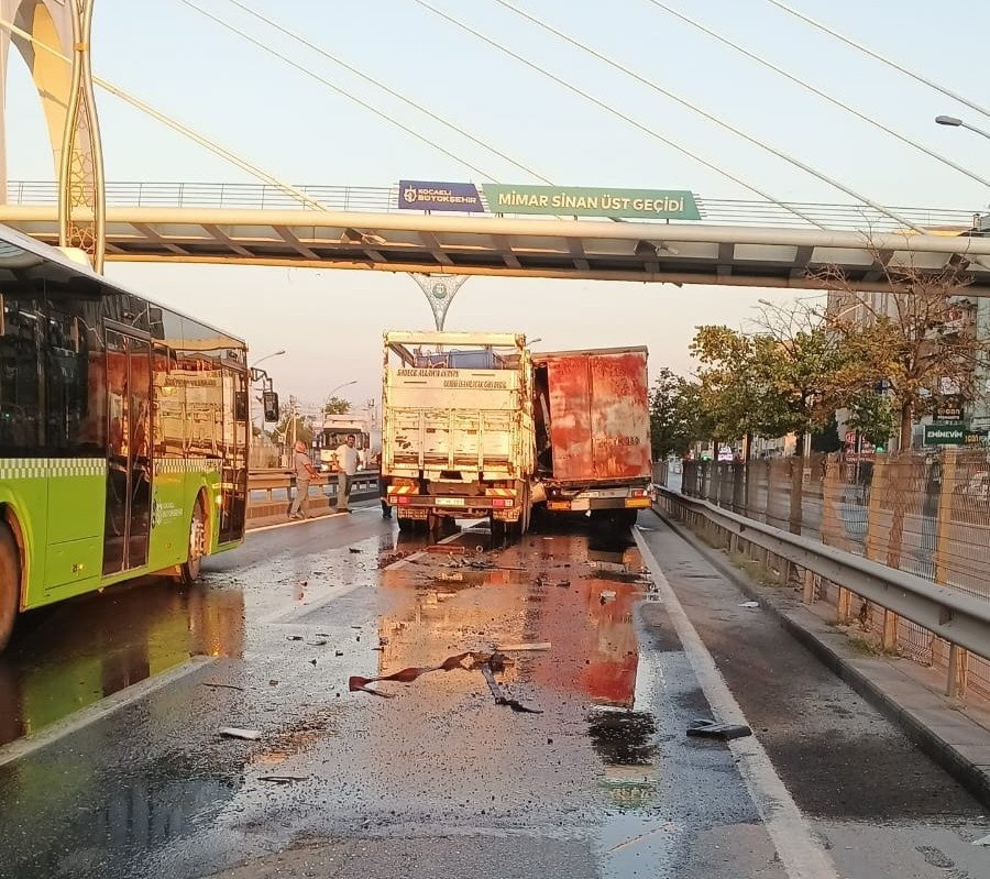 D100’de feci kaza! Sürücü kabinde sıkıştı