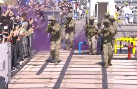 TEKNOFEST'te komandolardan nefes kesen tatbikat