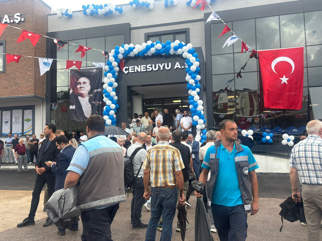 Derince’de yağmura rağmen katılım yoğun!