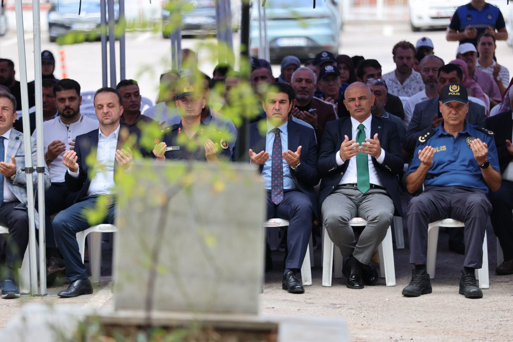 Körfez'de depremde hayatını kaybedenler dualarla anıldı