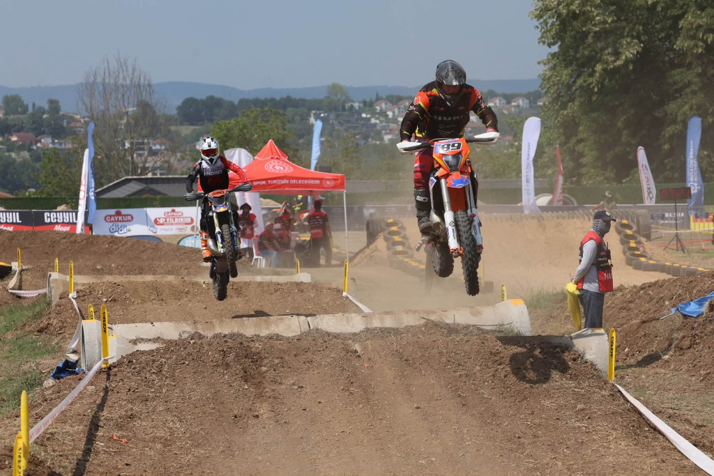 Kartepe’de Enduro heyecanı! Motosikletler havada uçuştu!