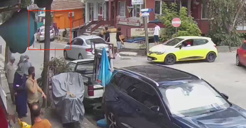Kocaeli'de kaldırıma çıkan otomobil yayalara çarptı: 2 yaralı