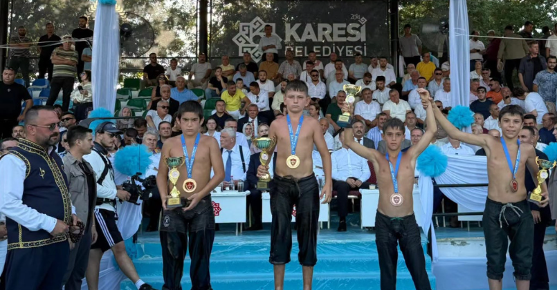 Minik Hamza kürsüde