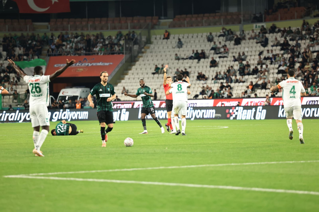 Konyaspor sahada 10 kişi kaldı!