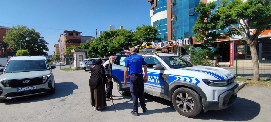 Kaybolan yaşlı çiftin yardımına zabıta yetişti
