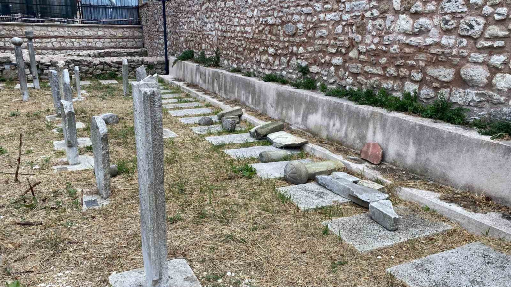 7 mezar taşını kırıp kaçtı!