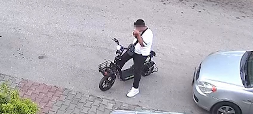 Yavru kediyi önce öpüp sonra boğdu!