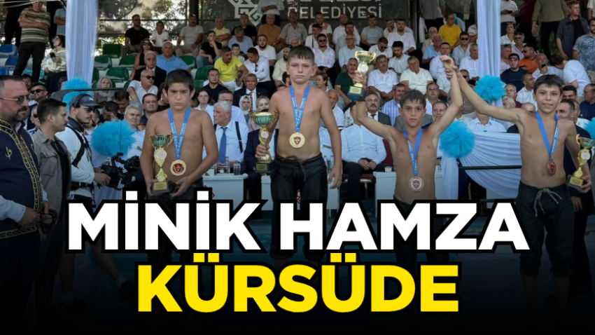 Minik Hamza kürsüde