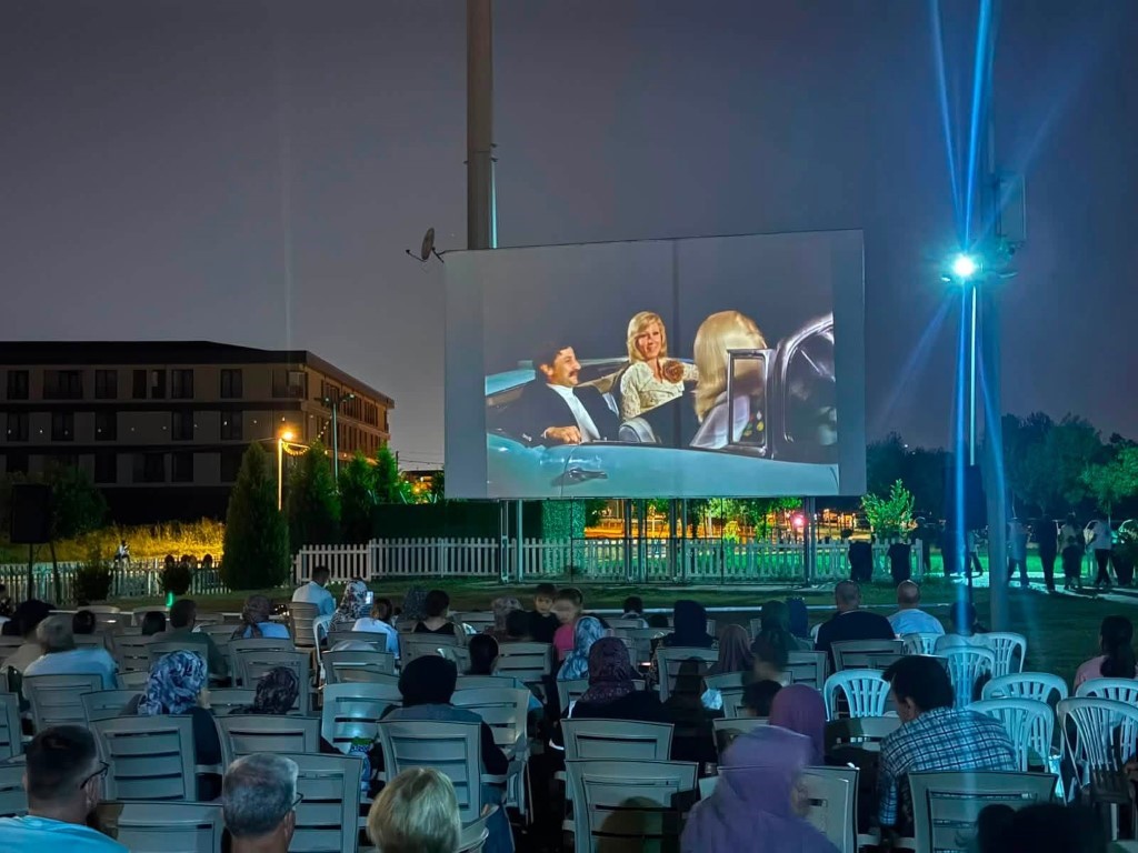 Kartepe'de açık havada sinema keyfi