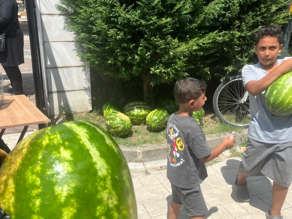 Cuma namazı çıkışı bedava karpuz