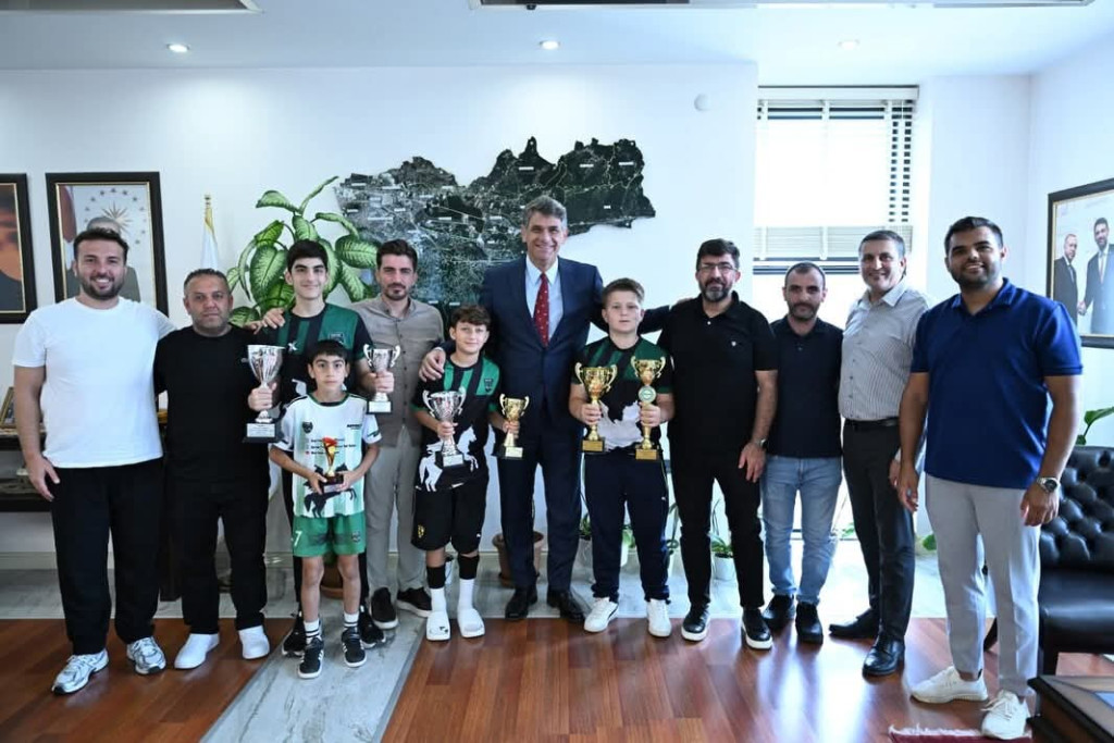 Kartepe FSM kupalarıyla Kocaman'ın yanında!