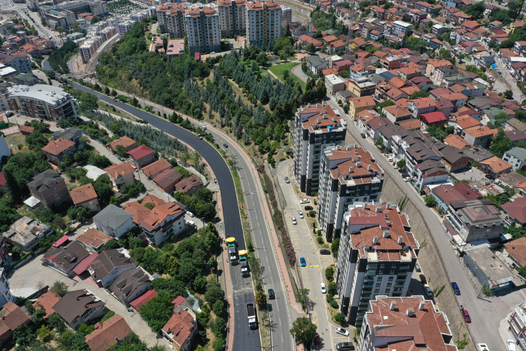 İzmit’te bu yoldan geçerken altında ne olduğunu tahmin edemezsiniz!