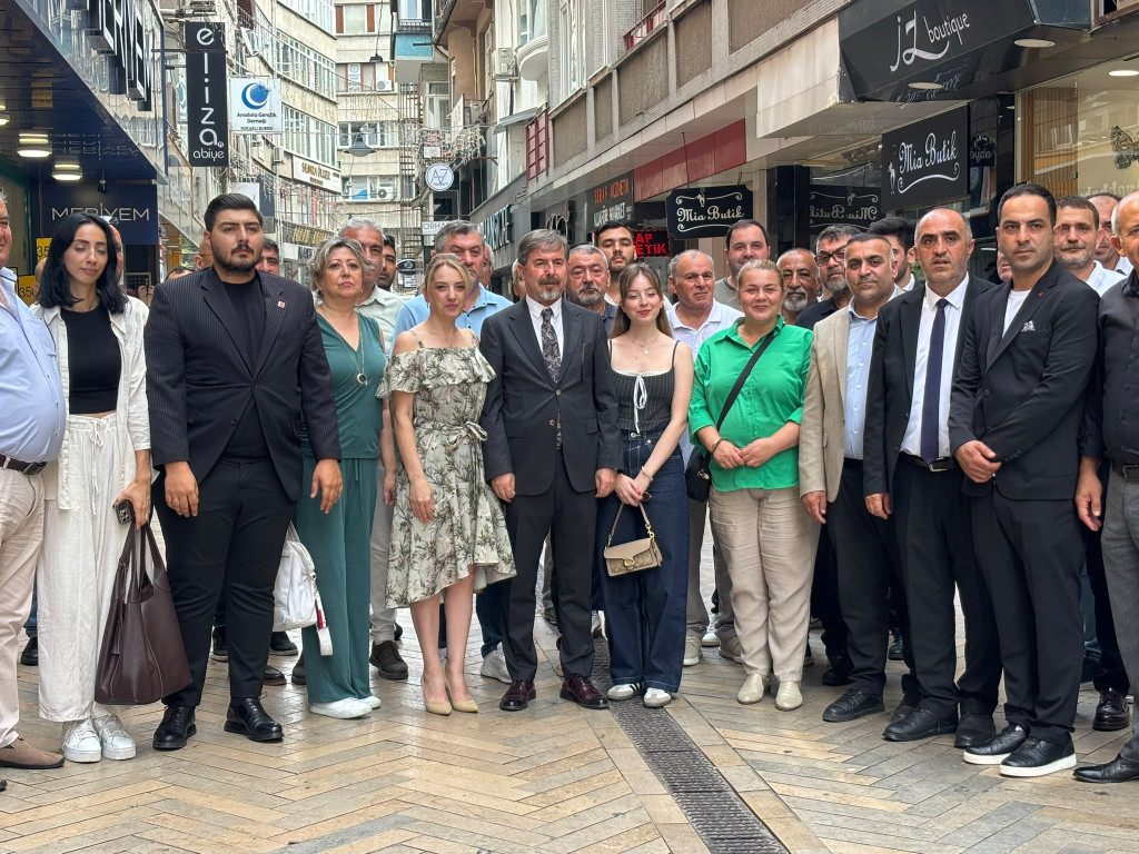 İl Başkanlığı önünde ilk kare!