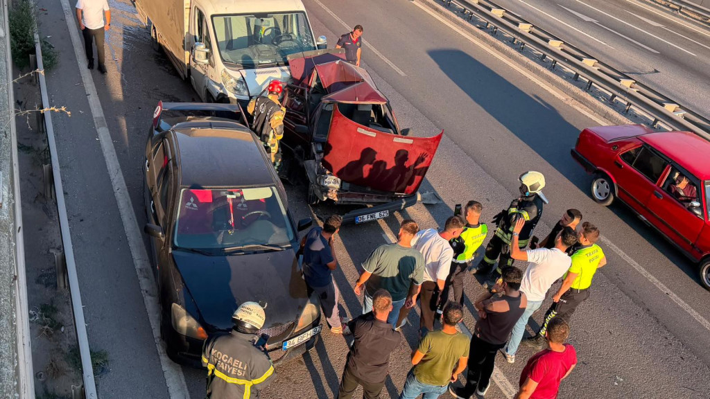 Kocaeli'de feci kaza! 3 araç birbirine girdi!