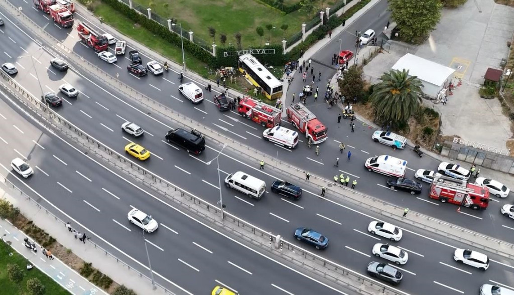 Belediye otobüsü duvara çarptı! 1 ölü, 17 yaralı