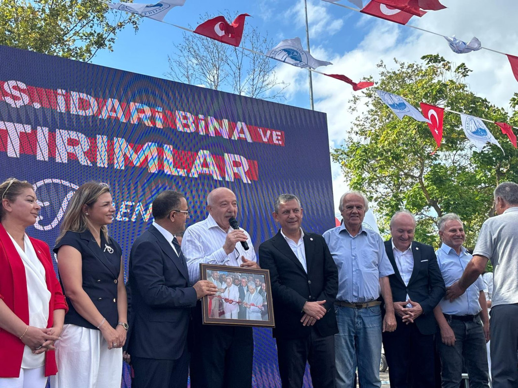 Özgür Özel’e Derince’de anlamlı hediye!