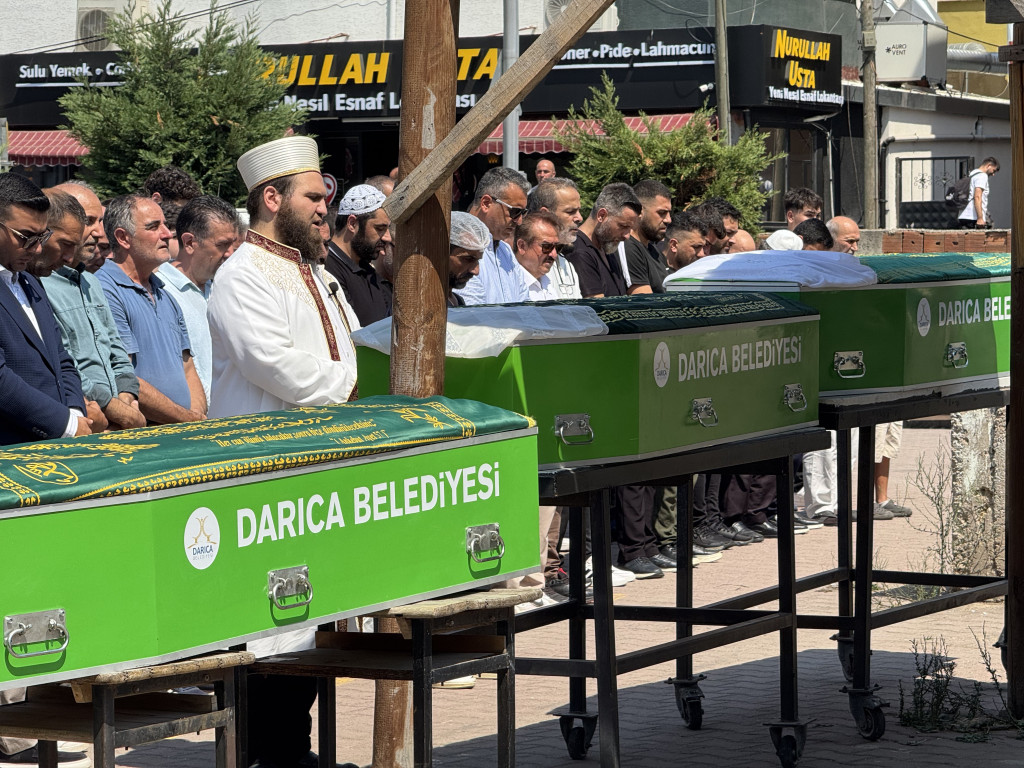 Denizde cansız bedenleri bulunan 3 kardeş toprağa verildi