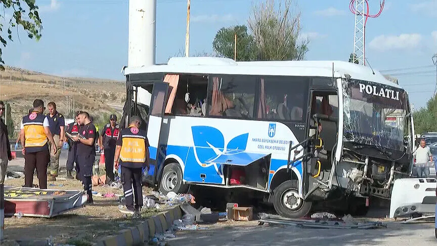 Ankara'da özel halk otobüsü ile kamyon çarpıştı!