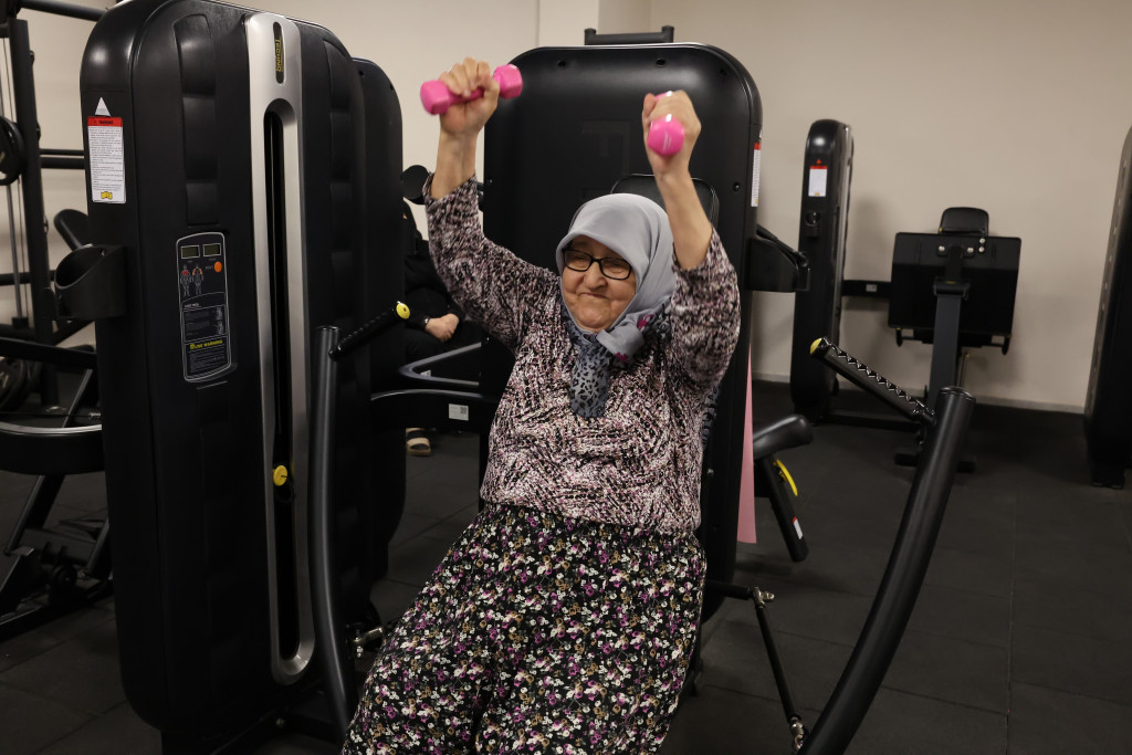 82 yaşındaki kadın, sporla bastonunu attı