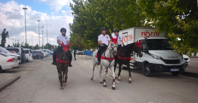 Konya’da yoğun güvenlik! Süvari polisler dikkat çekti!
