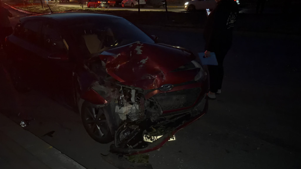 Virajı alamayan otobüs iki otomobile çarptı