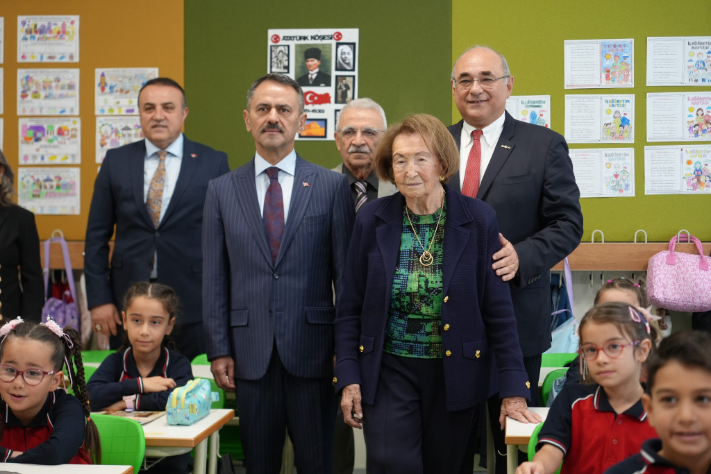 98 yaşındaki Semahat Arsel, adını taşıyan okulun açılışına katıldı!