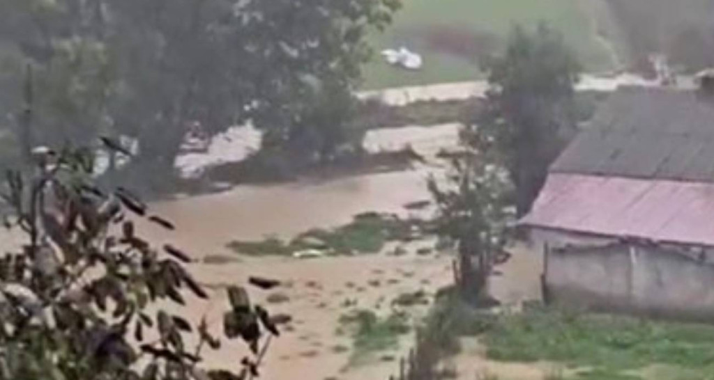 Şiddetli sağanak sele dönüştü: Yol ulaşıma kapandı