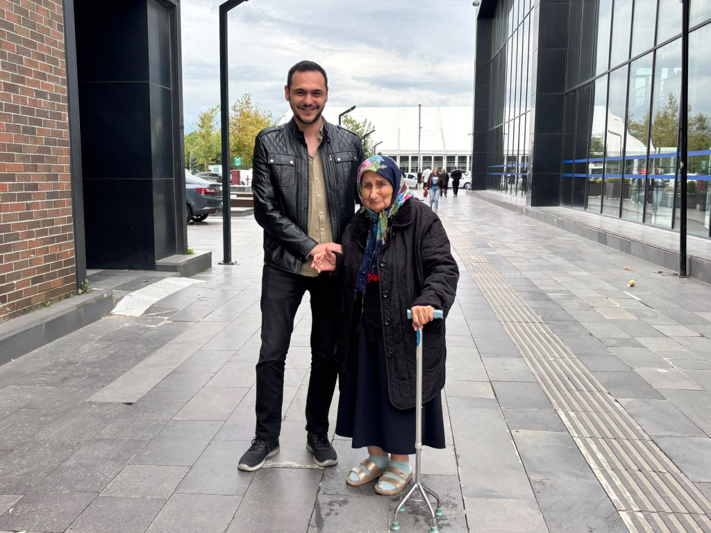 87 yaşında sandığa gelip oyunu kullandı!