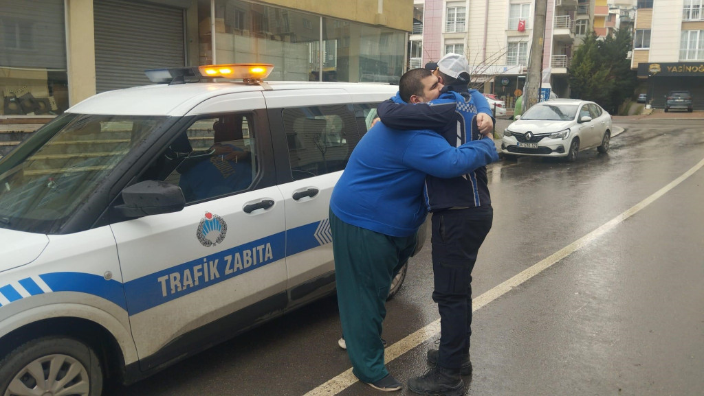 Kocaeli’de zabıta hem denetledi hem destek oldu