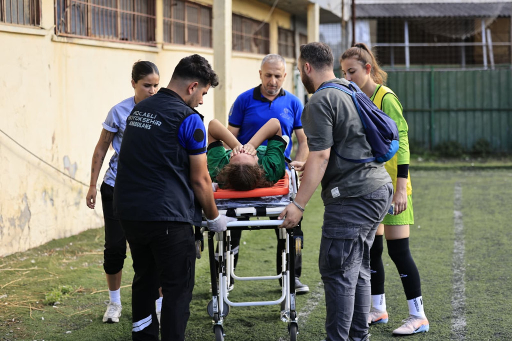Milli yıldız Damla Akçil belinin üzerine düştü! Ambulansla hastaneye kaldırıldı