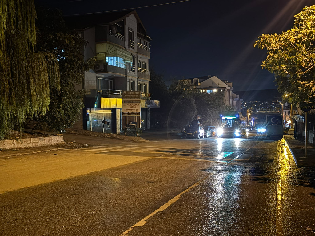 O mahallede kanalizasyon tıkandı! İSU ekipleri bölgede