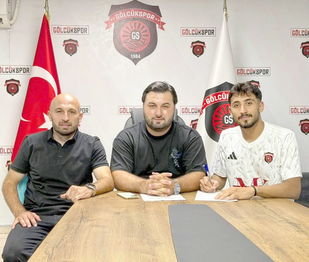 Azat Çakar imzaladı