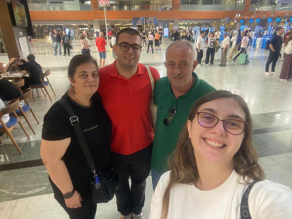 Gündoğdu ailesi oğullarını askere uğurladı